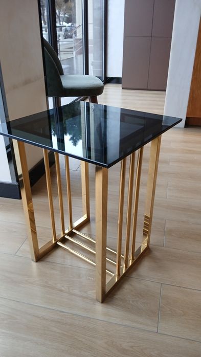 Столик стеклянный, консольный, декоративный