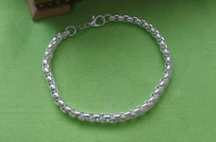Нова, сребърна гривна. Масивна и здрава, в кутия.