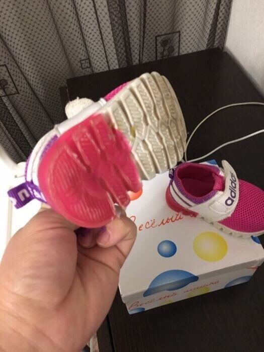 Продам деткую обувь