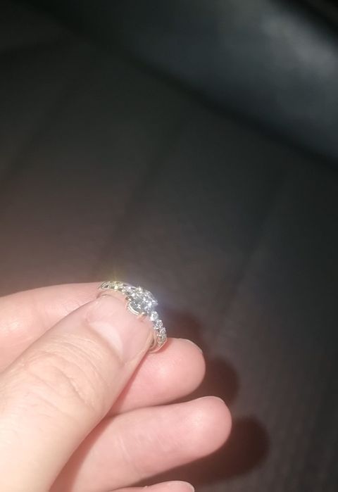 Inel Aur 18 K cu diamante naturale!!!
Aur alb 18k
Greutate: 4.12 gr.