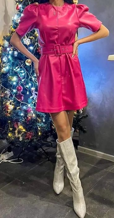 Розова, кожена рокля с коланче