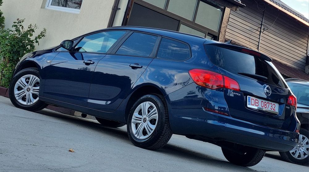 Opel Astra J//2013//SPORTS-TOURER