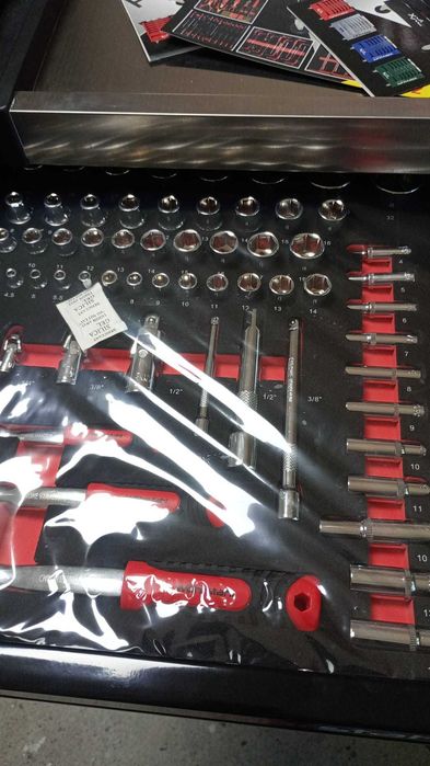 Количка с инструменти, оборудвана.