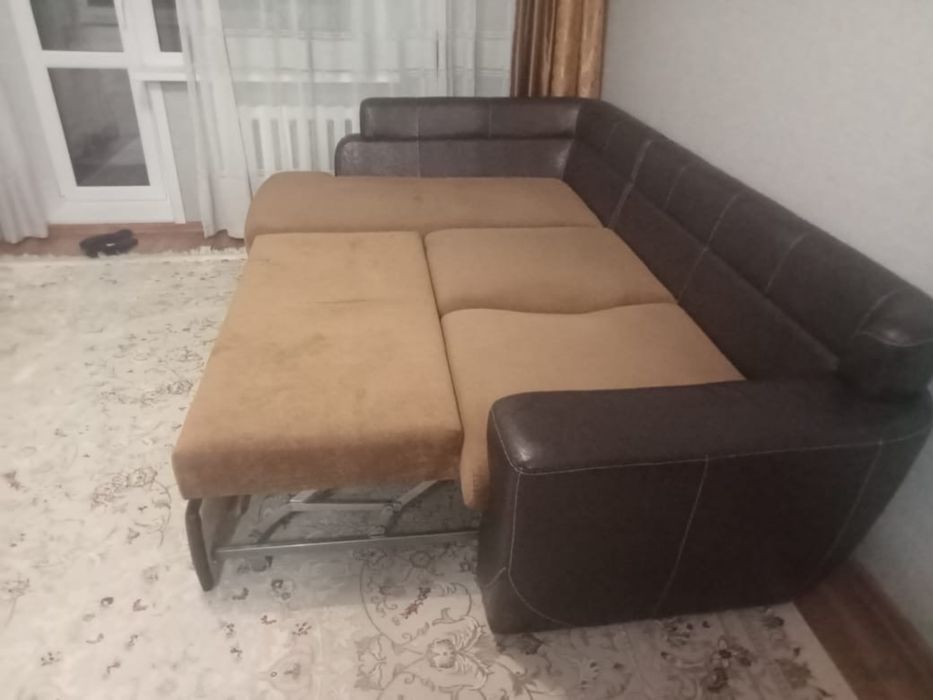 Угловой кожанный диван