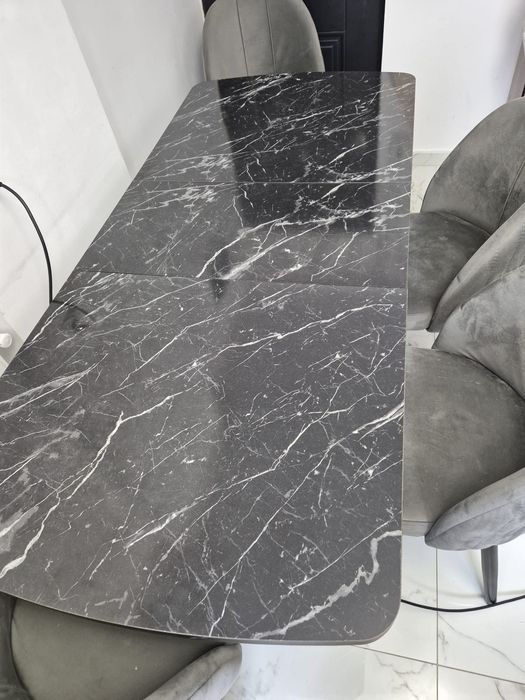 vand masa extensibila cu 6 scaune in stare foarte buna