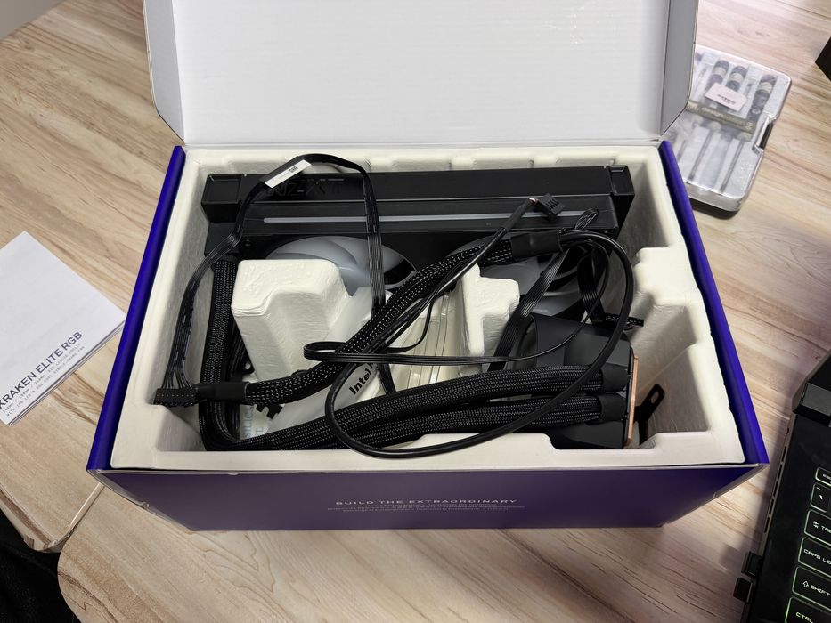 Cooler NZXT Kraken Elite 240 versiunea cu ecran mare 2024