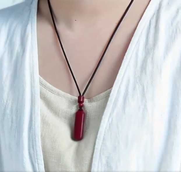 Колие с висулка червен цинобърът (цинабарит).