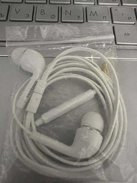 Само за 20 лв, нови жични слушалки Samsung с говорител
