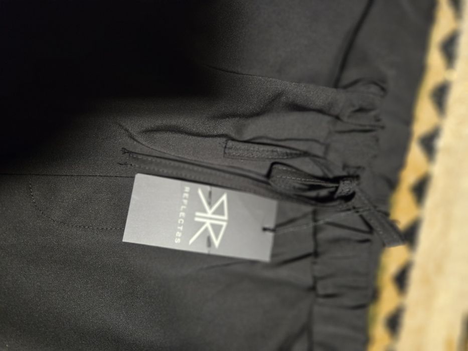 Pantaloni noi cu eticheta, Reflex