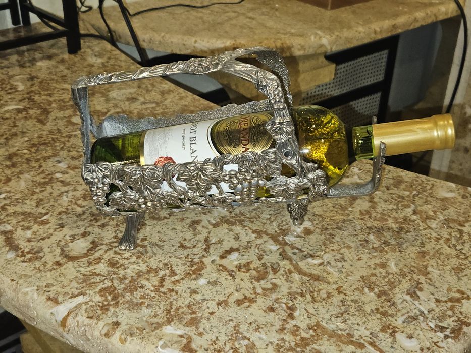 Продам держатель для бутылки.