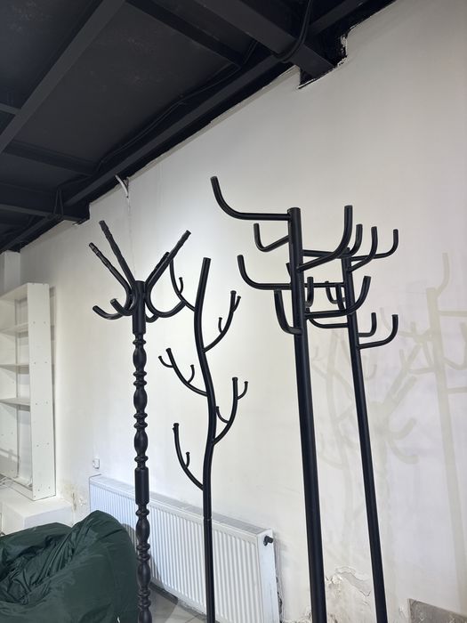 Вешалки белые и черные