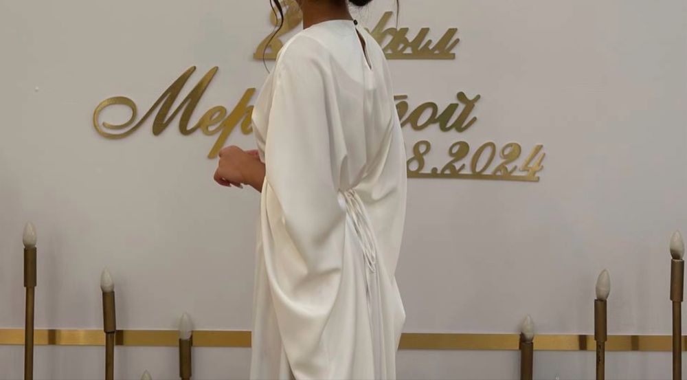 Элегантное белое платье