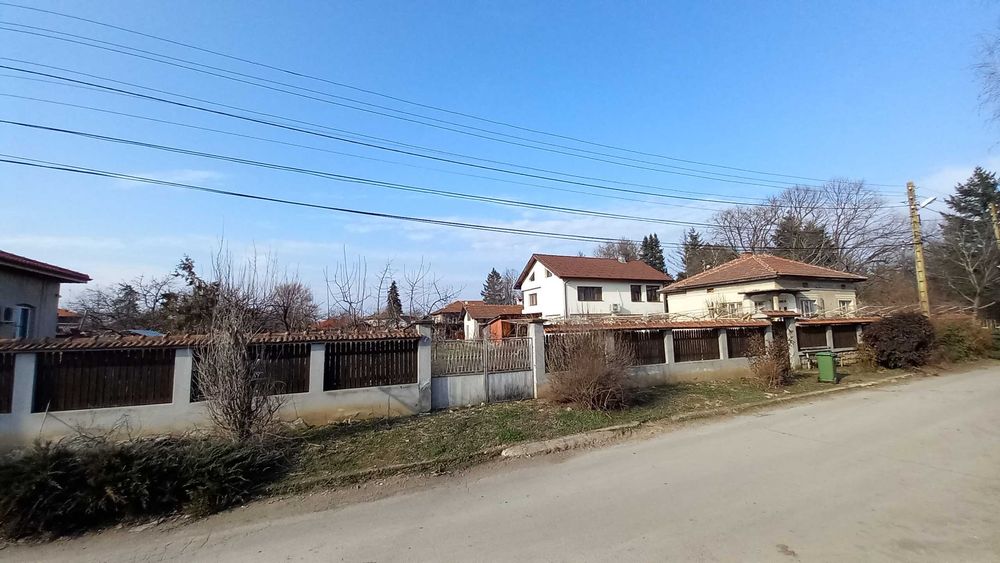 Имот в с. Бабово - 3 къщи с просторен парцел