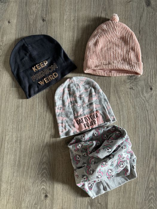 Продаю 3 шапки и хомут (шарф) на девочку 7-8 лет (всё вместе)