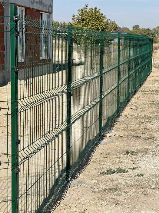 Изграждане на Огради с Метално Пано