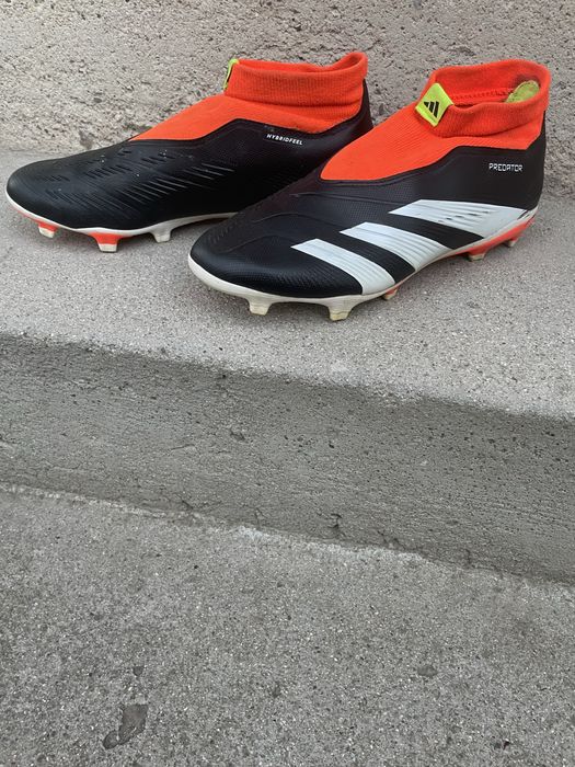 Бутонки adidas.