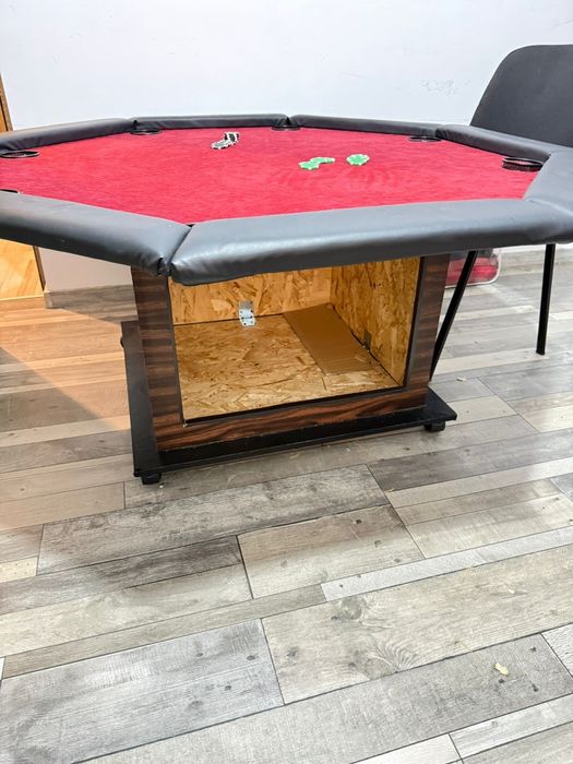 Vand masa de poker făcută manual.