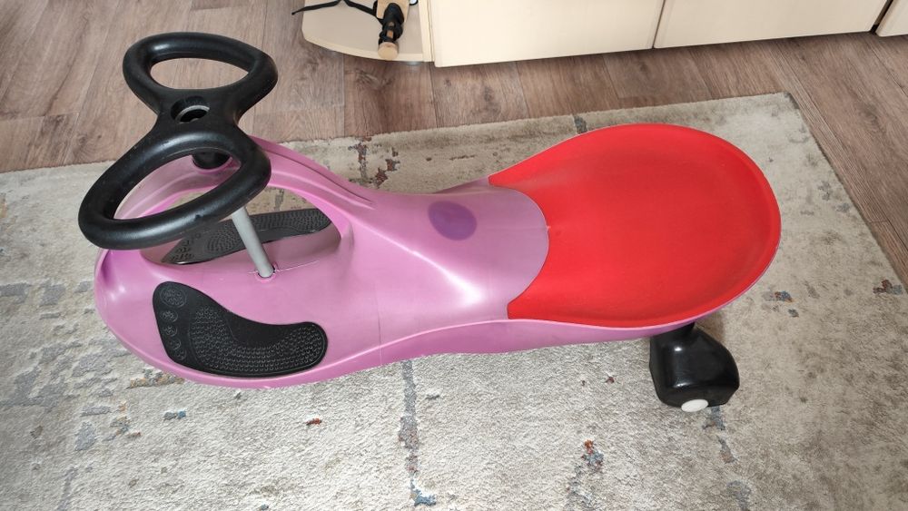 Бибикар, толокар, едет без ног