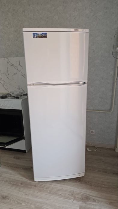 Холодильник  — тихий, вместительный, новый