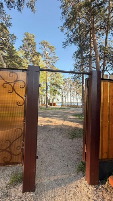 Домики на берегу озера в центре