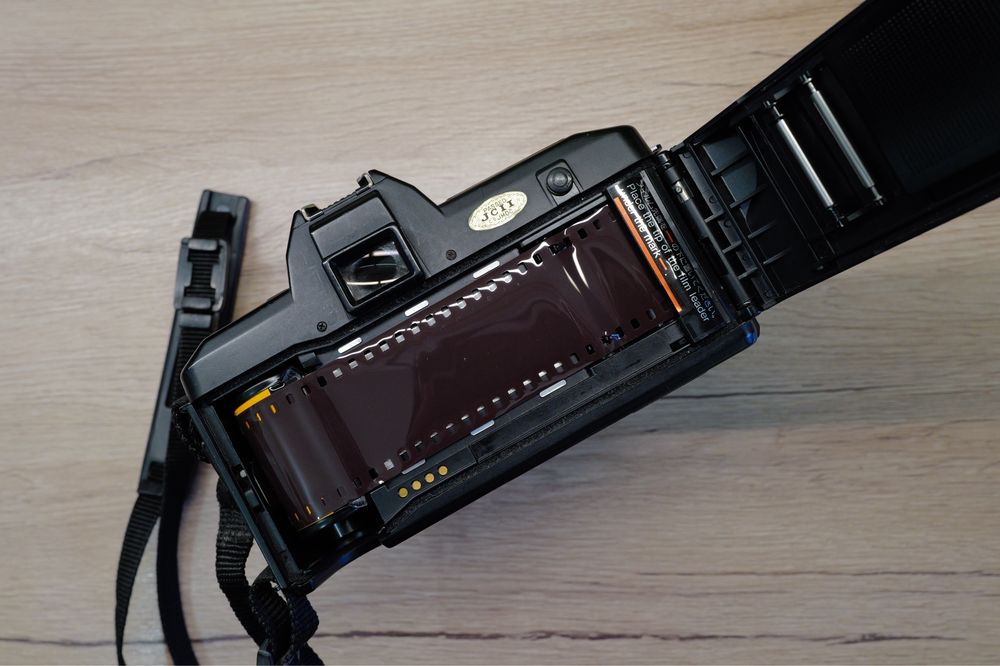 Aparat foto Yashica 200 AF cu obiectiv 35-70 autofocus film