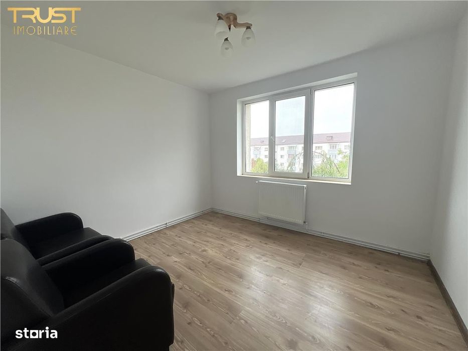 Ap 3 camere decomandat, renovat, balcon închis Zona Piața De — fotografia 1