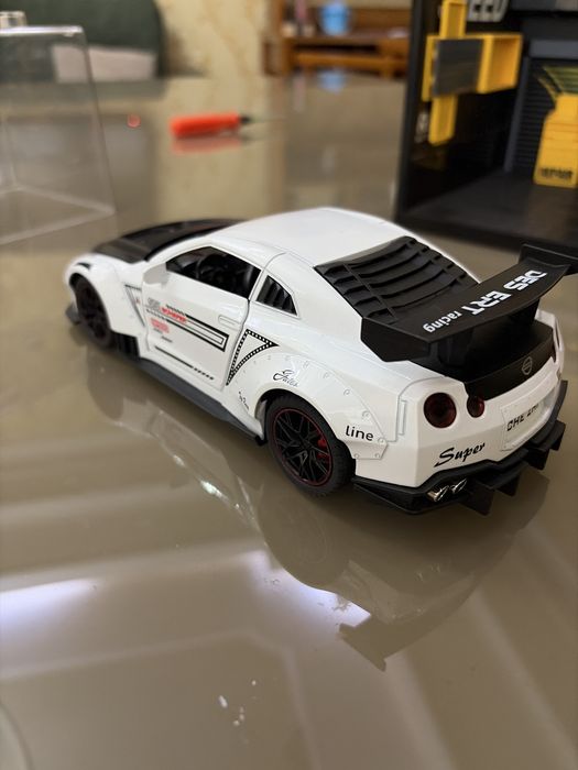1:24 oʻlchamdagi model avtomobil nissan gtr sotiladi.