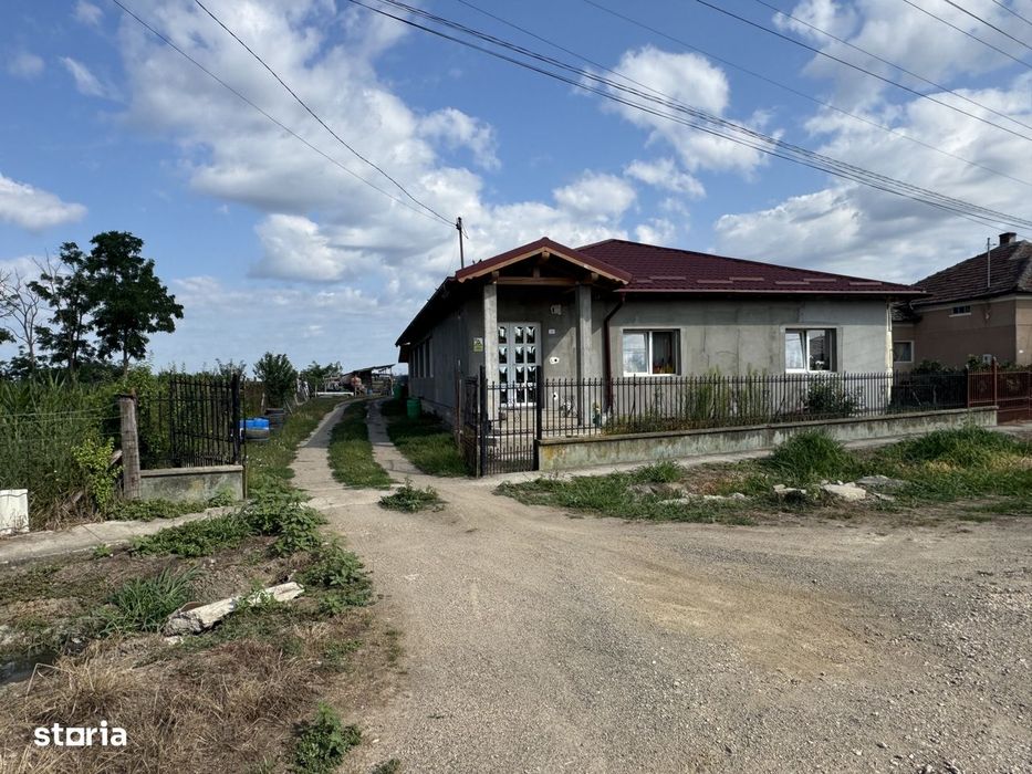 Casa cu 4 dormitoare, 265mp, 30 de arii teren, Boghis, Satu Mare.