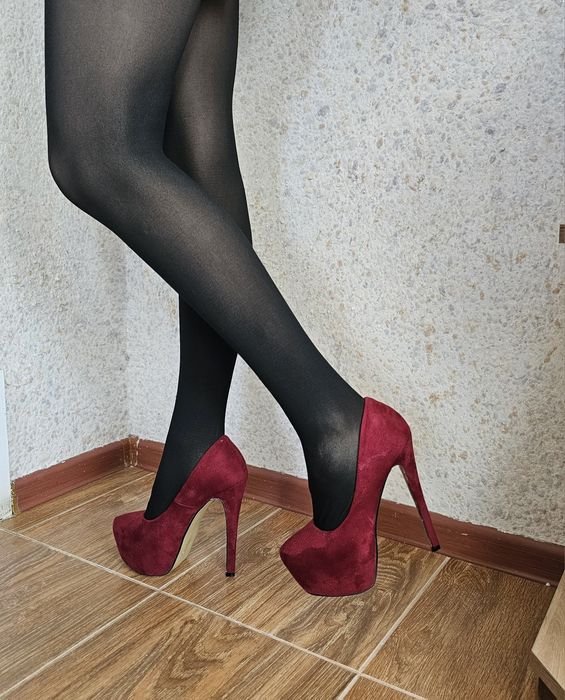 Красные бархатные туфли на высоком каблуке.