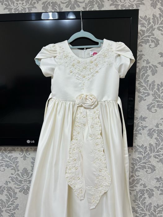 Продам нарядное платье для девочки