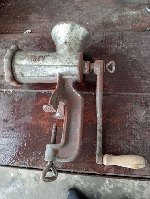 Vând mașina de tocat carne manuală și mac