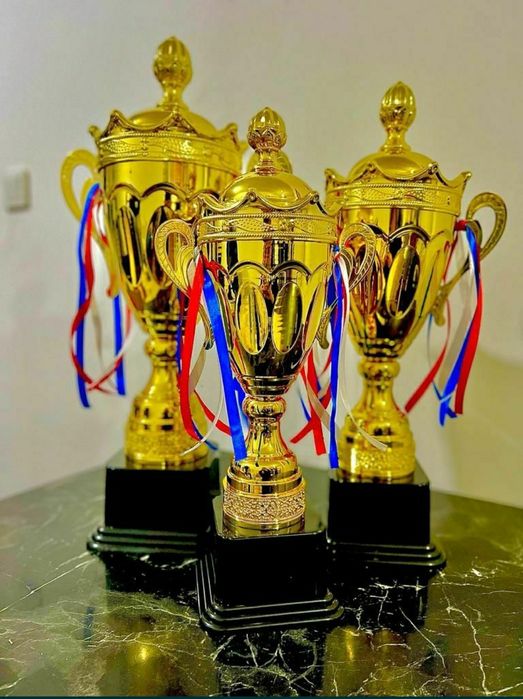 Кубок металлический в золоте с черной основной и лентами в падарок