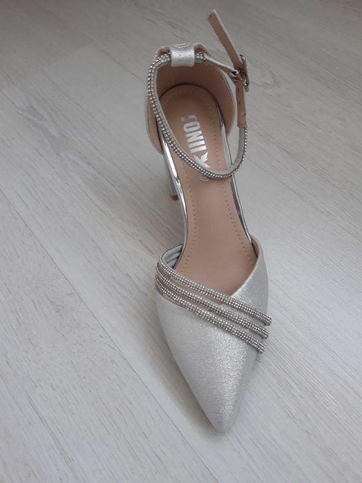 Vand pantofi  eleganti