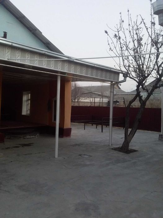 Mahallada xovlili uy sotiladi.