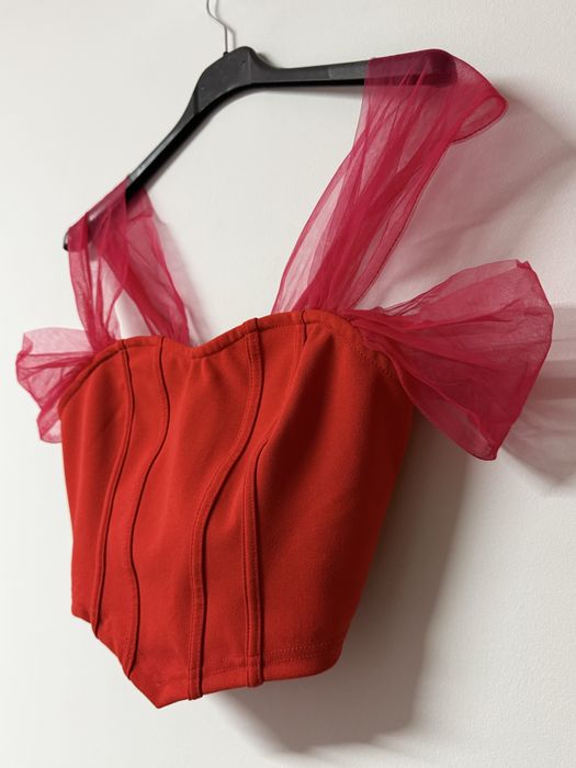 Червена блузка с тюлени ръкави