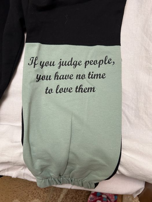 Черно долнище плюс тениска на Nike за тези пари