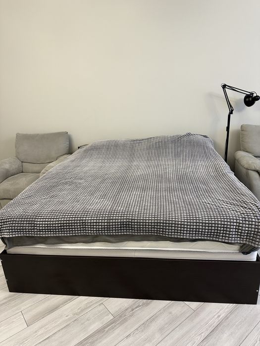 Продам кровать и два новых матраса