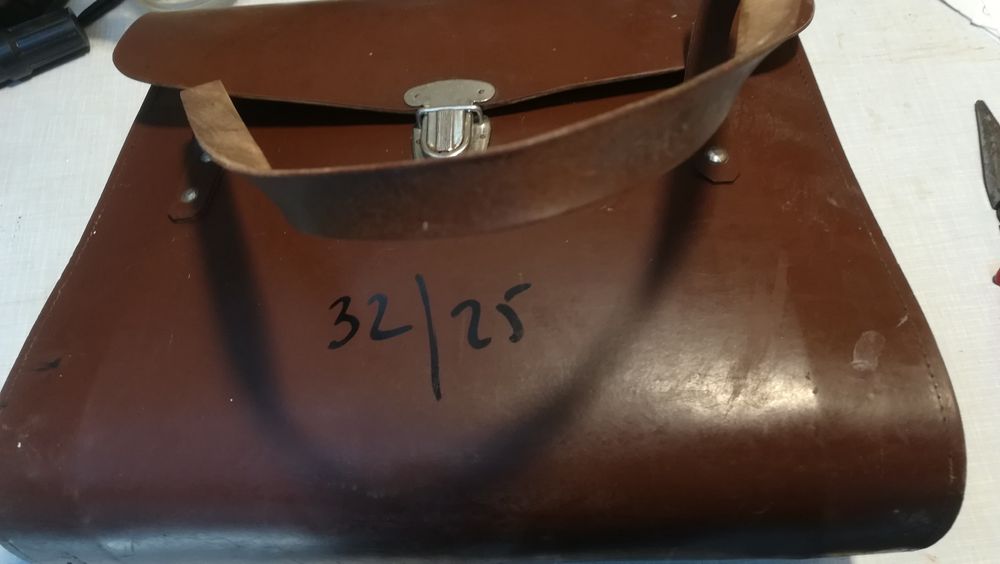 Servieta bărbătească, modernă, puțin folosita. Vezi foto.