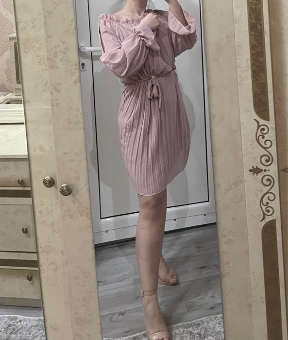 Розова рокля