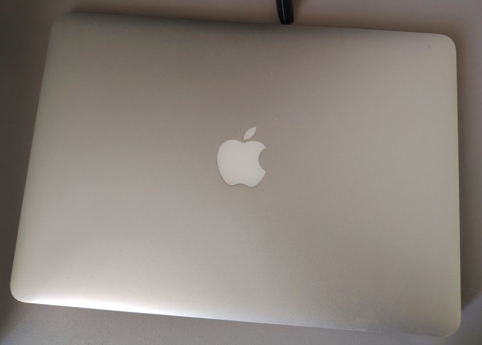 Macbook air sotiladi