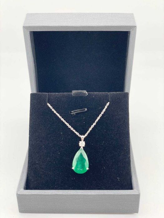 Колье с изумрудом и бриллиантом