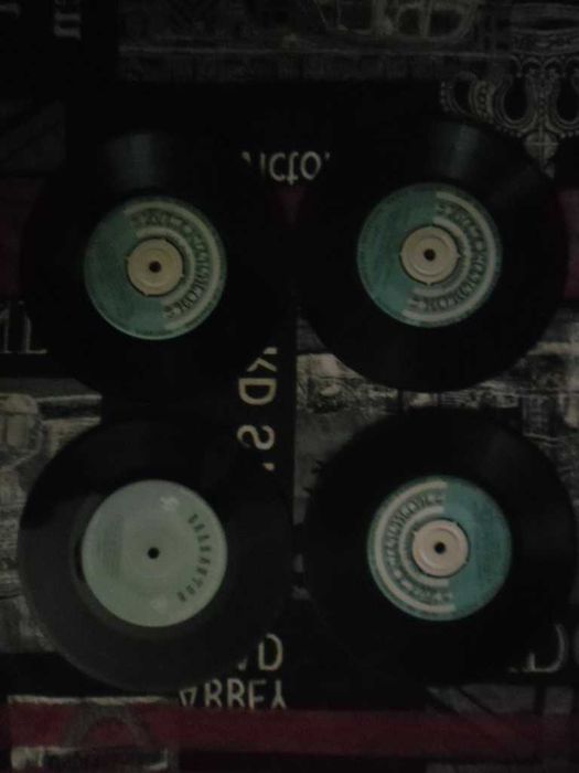 Продавам малки  грамофони плочи