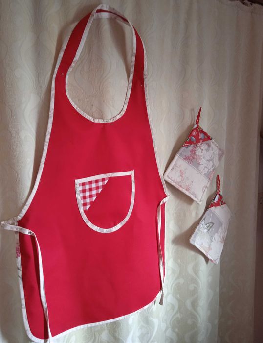 Кухненска престилка с ръкохватки от здрав текстил!