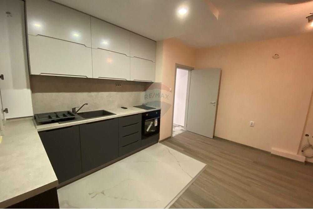 Продава се Тристаен апартамент в Разград, Център - 99 кв.м за 1808 €/кв.м - Снимка #1