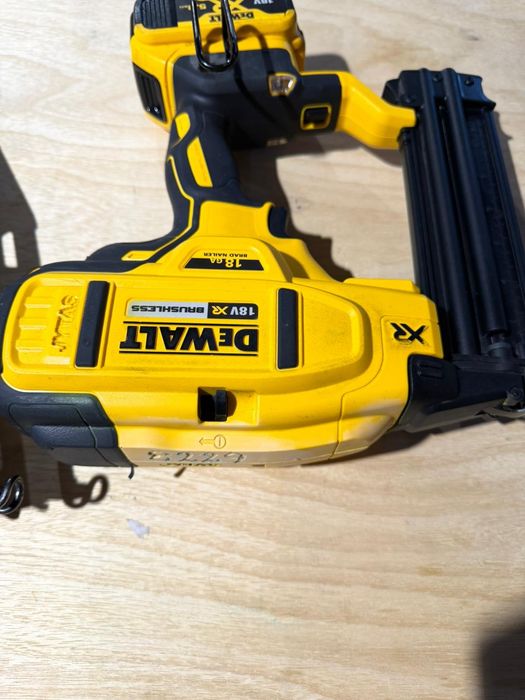 Dewalt pistol de cuie Hilti pe acumulator