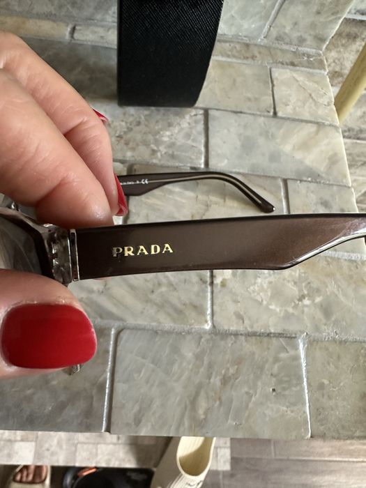 Оригинални дамски слънчеви очила Prada с  кутия.
