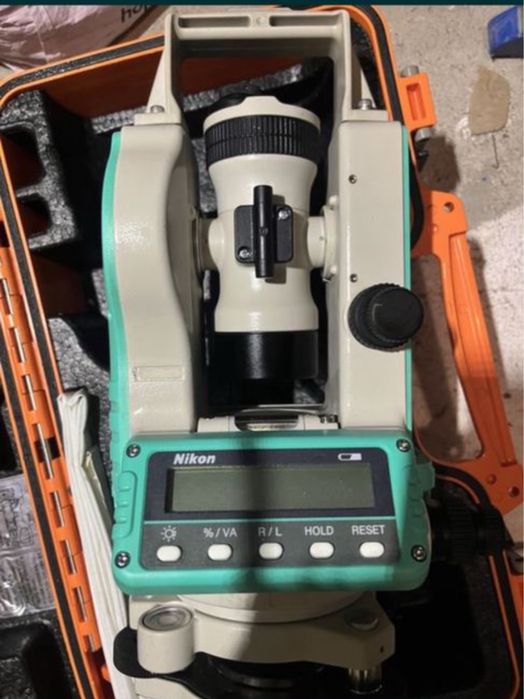 Teodolit  Nikon NE 100