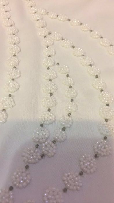 Белое нарядное облегающее платье