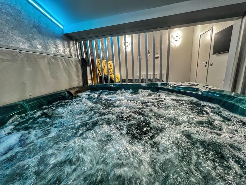 Apartament cu Jacuzzi Xxl Privat -  Pat Super King - Ultra-Central