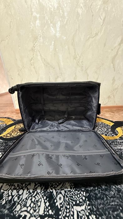 Продам новый чемодан